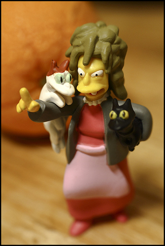"La Señora Loca de los Gatos" de Los Simpson, ¿sabías que era psicóloga? ¡no es cierto!, era abogada... pero lo creíste, ¿verdad?