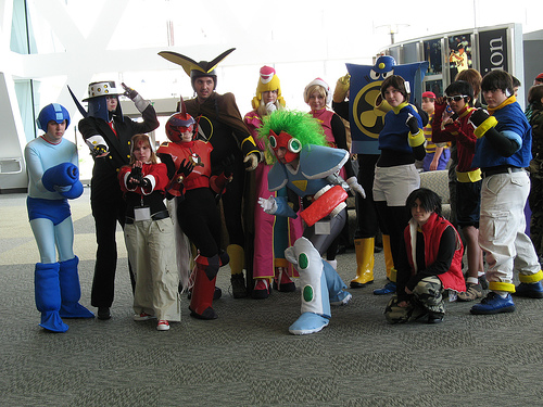 ¿Por qué no les da pena estar disgrasados como personajes de Mega Man en plena calle? porque andan en grupo.