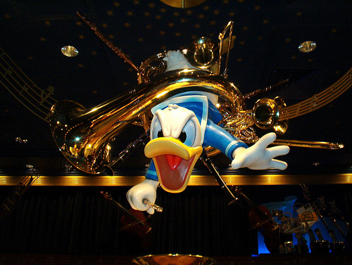 Donald Duck terminaba sus corajes refunfuñando, diciendo entre dientes para si mismo lo idiota que es la gente.