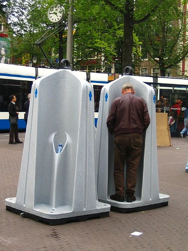 Urinales públicos en plena calle, ¡esos sí que son un reto!