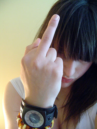 Mostrar el dedo de enmedio como símbolo fálico expresa agresión, dice "soy más hombre que tú", aunque sea una mujer quien lo haga.
