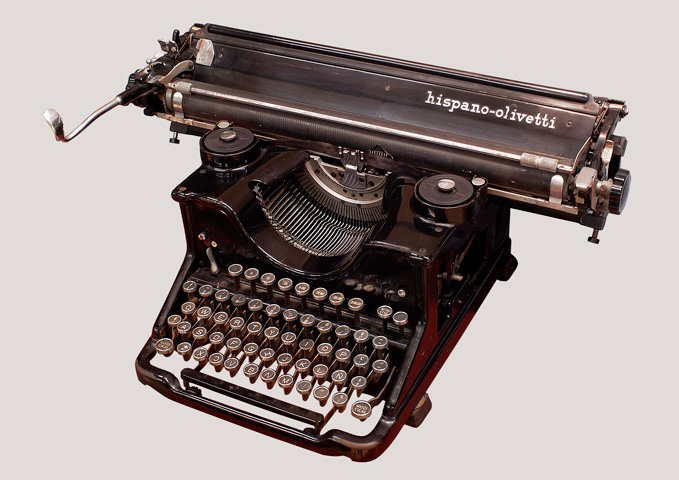 La máquina de escribir nos heredó la distribución de teclas que usamos hoy.