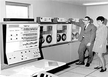 Una antigua computadora IBM... ¿grande, no es así?