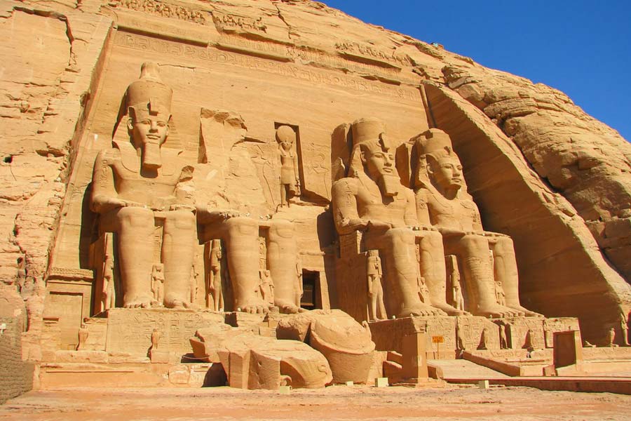 La posición de un masón al estar sentado dentro del Templo debe de ser la de los faraones egipcios.