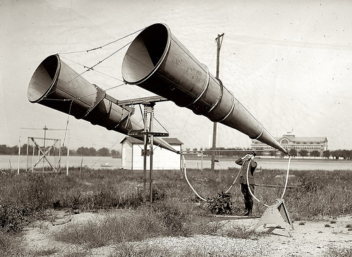 Dispositivo primitivo de escucha de aviones. La "alta definición" antigua de la escucha.